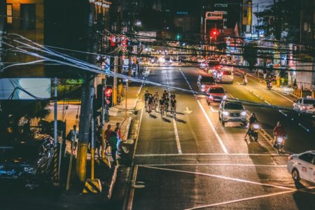 Mii de tineri din China au blocat traficul intr-un mars nocturn pe biciclete pentru galuste