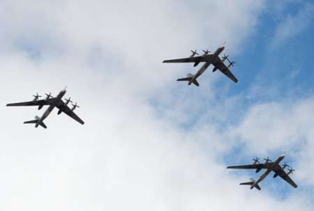 Demonstratie de forta din partea Rusiei. A ridicat de la sol opt <span style='background:#EDF514'>BOMBARDIER</span>e Tu-95MS si a simulat lansarea de rachete de croaziera