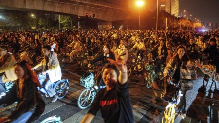 Goana dupa galuste bune a blocat un oras din China: 100 000 de tineri pe biciclete au enervat localnicii si au alertat autoritatile