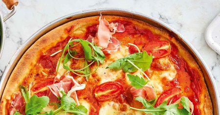 Cel mai bun aluat de pizza cu doar doua ingrediente, gata in 3,4 minute. Re<span style='background:#EDF514'>TETA</span> greceasca