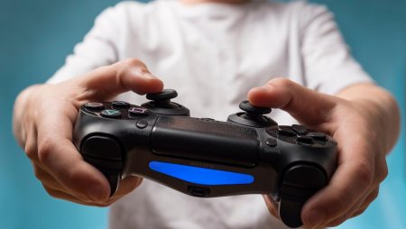 Un baietel de 12 ani care se juca Playstation la miezul noptii a salvat 7 oameni, dupa o explozie, inclusiv pe tatal lui, care e surd