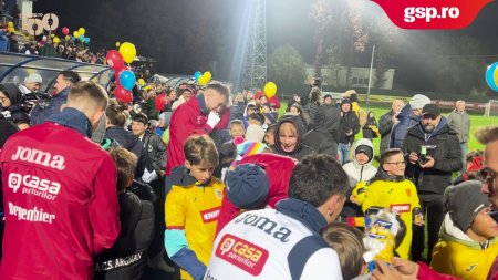 Jucatorii nationalei Romaniei au dat autografe si s-au pozat cu fanii veniti la baza de la Mogosoaia pentru a-i incuraja inainte de meciurile din Nations League