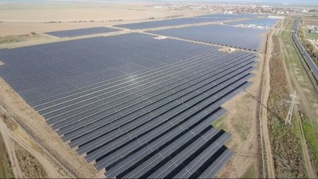 Un parc fotovoltaic, in Arad. Investitia de 35 de milioane de euro va furniza energie verde catre 17.000 de gospodarii