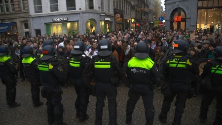 Noi revolte antisemite la Amsterdam. Momentul in care un tramvai este incendiat | VIDEO  