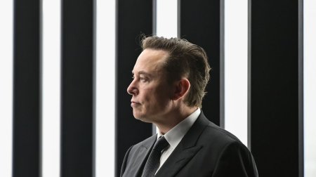 Influenta ascendenta a lui Elon Musk in politica SUA: Cum reuseste cel mai bogat om din lume sa isi impinga apropiatii in <span style='background:#EDF514'>ADMINISTRATIA</span> Trump si sa restructureze guvernul American