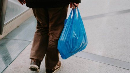 Consumul de pungi de plastic subtire a scazut cu 14% in UE in 2022