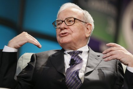 Se aduna norii unei crize financiare de proportii? Warren Buffet, legendarul investitor american, a apasat butonul de panica si a inceput sa adune un munte de bani intr-un ritm nemaivazut de la ultimul episod in care economia lumii s-a p<span style='background:#EDF514'>RABU</span>sit violent