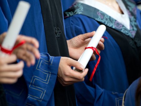 Elevii, studentii si doctoranzii care studiaza in strainatate vor beneficia de asigurare medicala