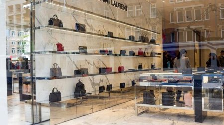 Roman prins in flagrant: Tentativa de jaf de 150.000 de euro la Yves Saint Laurent, Milano