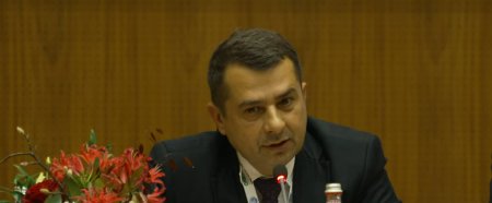 Florentin Bracea, director general DRPCIV: In Romania sunt inmatriculate 749.090 vehicule. Anul trecut in decembrie aveam aproape 10 milioane de vehicule, acum avem 10,7 mil., iar pana la finalul anului probabil o sa atingem 11 mil. Din cate imi aduc eu aminte, posesori de permise de conducere avem vreo 7 mil. Avem mai multe autovehicule decat posesori de permise