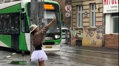 Video viral cu Aniel Mars, o artista din Bucuresti care danseaza pe strazi: 