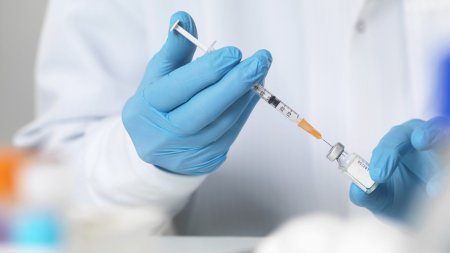 Multi parinti din Iasi refuza sa-si vaccineze copiii impotriva rujeolei. Nu mai stii ce pun in vaccinurile astea