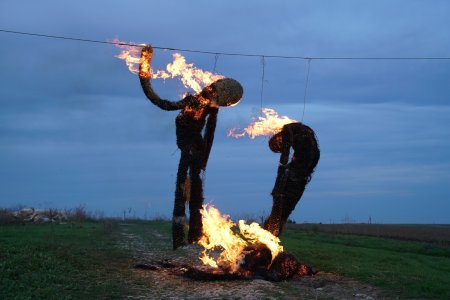 Omul de paie - alegatorul de 35 de ani de libertate, fata-n fata cu busturi de presedinti si ciorile lor vopsite, in expozitia manifest social N.P.C. a sculptorului Lucian Taran