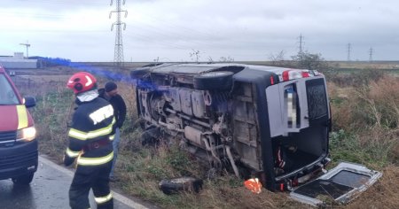 Accident grav in Constanta. Mai multe <span style='background:#EDF514'>PERSOANE</span> au fost ranite dupa ce un microbuz cu calatori s-a rasturnat