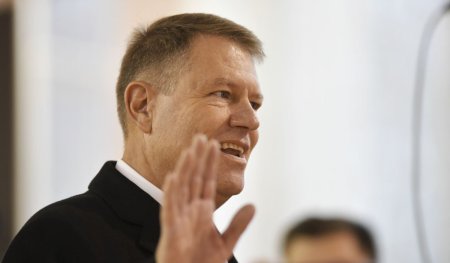 Klaus Iohannis a votat pentru alegerile prezidentiale la Liceul Jean Mo<span style='background:#EDF514'>NNET</span> din Bucuresti si nu a scos niciun cuvant