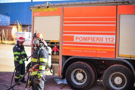 Trafic blocat intre Galati si Tecuci dupa ce un ansamblu rutier s-a rasturnat. Pe sosea sunt scurgeri de combustibil