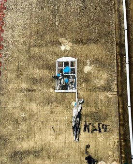 O opera de arta a lui Banksy va fi vanduta impreuna cu cladirea din <span style='background:#EDF514'>BRIST</span>ol pe care a fost pictata