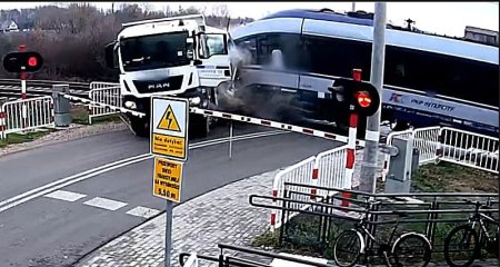 Momentul in care un tren Intercity spulbera un camion care a fortat bariera, in Polonia. 4 calatori si soferul au fost raniti usor