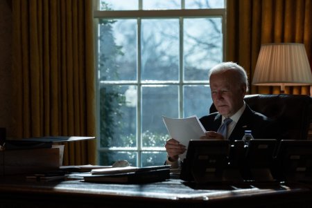 Joe Biden, surprins intr-o librarie cu o carte despre conflictul israeliano-palestinian