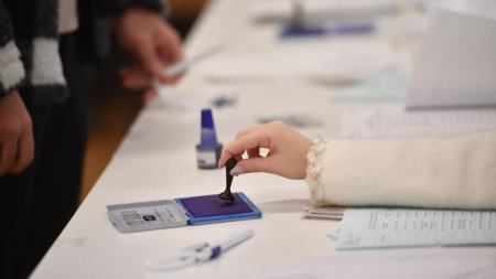 Membrul unei sectii de votare din Salaj incerca sa-i influenteze pe alegatori sa puna stampila pe un partid. Ce suma era oferita