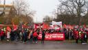 Greve in toata Germania: Angajatii din fabricile Volkswagen protesteaza impotriva <span style='background:#EDF514'>CONCEDIERI</span>lor si taierilor de salarii