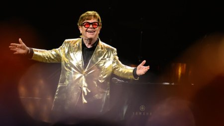 Elton John dezvaluie ca nu isi poate vedea musicalul pentru ca si-a pierdut vederea