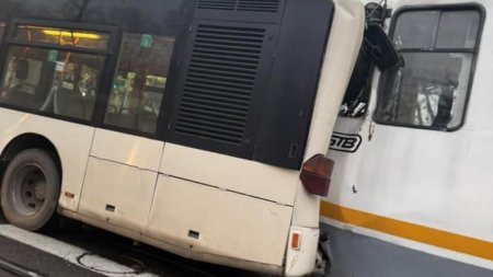 Accident intre un tramvai si un autobuz STB, in Capitala. Mai multi raniti au ajuns la spital