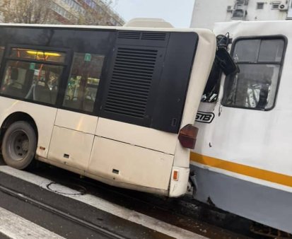 Accident grav in Bucuresti. Tramvaiul a lovit un autobuz