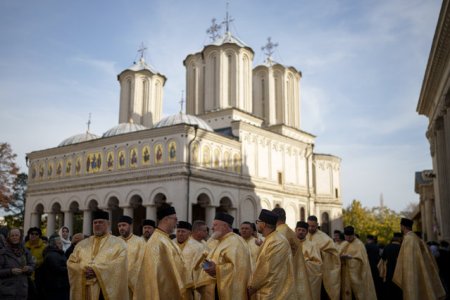 Arhiepiscopia Bucurestilor se delimiteaza de preotul care a slujit la <span style='background:#EDF514'>TROITA</span> lui Zelea Codreanu