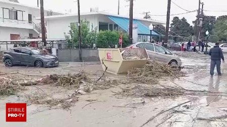 Viiturile fac prapad in insula greceasca <span style='background:#EDF514'>RODOS</span>. Oameni morti si masini luate cu totul pe strazi. VIDEO