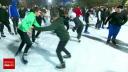 Distractie pe gheata, la Iasi. Sute de oameni au luat cu asalt patinoarul, la <span style='background:#EDF514'>DESCHIDERE</span>