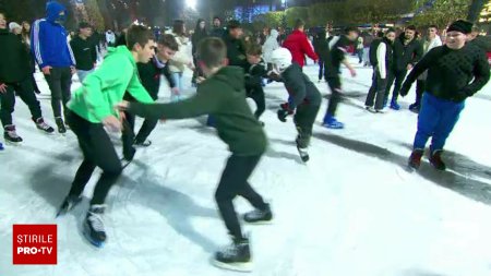 Distractie pe gheata, la Iasi. Sute de oameni au luat cu asalt patinoarul, la deschidere