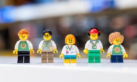 Lego lanseaza personaje cu simbolul dizabilitatilor invizibile: un pas important pentru incluziune