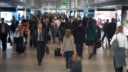 Doi romani au fost prinsi cu bunuri de zeci de mii de euro, furate din Islanda, pe un aeroport din Italia