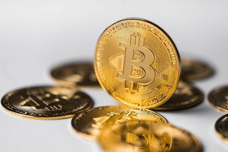 Bitcoin a depasit pentru prima data pragul de 100.000 de dolari