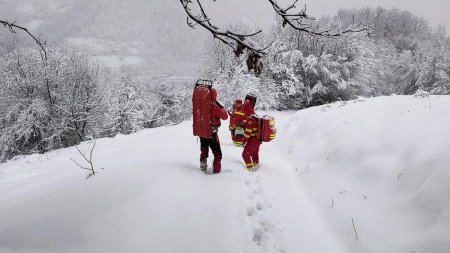 Misiune dificila in Muntii Maramuresului: salvamontistii lupta cu gerul pentru a salva doi ucraineni