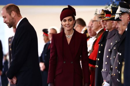 Momentul cand Kate Middleton face o reverenta perfecta, dar regele Charles se intoarce cu spatele. Nu s-au uitat