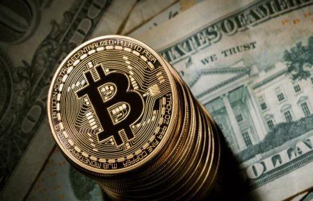 Bitcoin depaseste pragul de 100.000 de dolari: Ce a propulsat criptomoneda la un nivel record