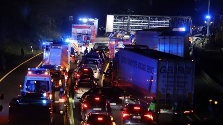 Pagubele produse de soferul de tir care a lovit 50 de masini pe autostrada, in Germania, sunt de aproape 2 milioane de euro: 