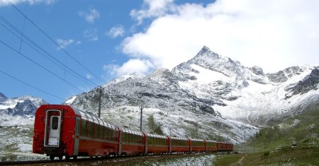 Cea mai frumoasa calatorie cu trenul! Trece prin 55 tuneluri si 196 poduri, iar peisajul te poarta peste viaducte, lacuri spectaculoase si ghetari