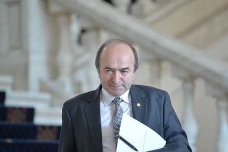 Cine va conduce Romania pana la noile alegeri prezidentiale? Tudorel Toader, fostul ministru al Justitiei si judecator al CCR: Tara va fi condusa de un presedinte din Senat care va prelua interimatul functiei, dupa incheierea mandatului lui Iohannis