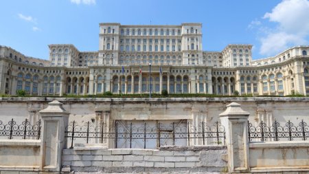 Alerta in Bucuresti, dupa decizia CCR de a anula prezidentialele: Se anunta proteste. Accesul in Palatul Parlamentului a fost interzis