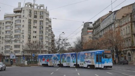 Tramvaie, <span style='background:#EDF514'>AUTOBUZ</span>e si statii de transport public din oras, decorate festiv cu ocazia sarbatorilor de iarna