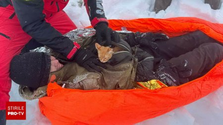 Un ucrainean cazut intr-o rapa in Muntii Maramuresului a fost salvat din viscol. Pisicuta aflata cu el l-a tinut in viata