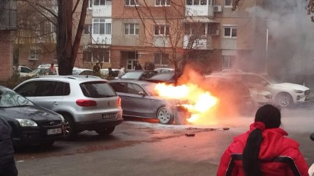 O masina din Craiova a ars in parcarea blocului. Pompierii au venit cu doua autospeciale