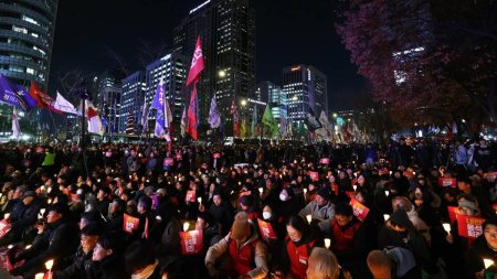 Protest urias la Seul: 150.000 de oameni cer demisia presedintelui Yoon Suk Yeol, in timp ce Parlamentul dezbate <span style='background:#EDF514'>MOTIUNE</span>a de destituire