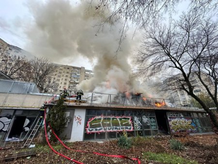 Incendiu intr-o cladire de pe Calea Victoriei. 10 autospeciale intervin de urgenta