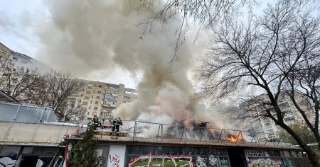 Un restaurant dezafectat de pe Calea Victoriei a luat foc. La fata locului se afla 7 autospeciale de stingere