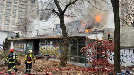 Incendiu la restaurantul dezafectat Marul de Aur, de pe Calea Victoriei. Pompierii lupta cu flacarile