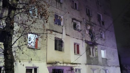 Explozie intr-un bloc de garsoniere din Bacau. Un barbat a fost surprins de <span style='background:#EDF514'>DARA</span>maturi